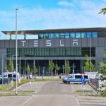 Polizei sichert das Werksgelände der Tesla-Gigafactory Berlin-Brandenburg.