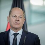 Bundeskanzler Olaf Scholz gibt eine Pressekonferenz.