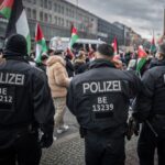 Berliner Polizisten begleiten eine propalästinensische Demonstration in Berlin Neukölln.