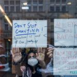 Pro-Palästinensische Demonstranten kleben im Institut für Sozialwissenschaften der Humboldt-Universität handgeschrieben Plakate von innen an die Scheibe.