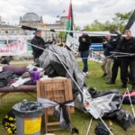 Polizeibeamte räumen das propalästinensische Protestcamp am Bundestag.
