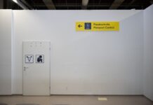 «Passkontrolle» steht im Ankunftszentrum am ehemaligen Flughafen Tegel auf einem Schild.