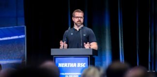 Fabian Drescher, Interimspräsident von Hertha BSC, spricht bei der Mitgliederversammlung von Hertha BSC im CityCube der Messe Berlin.