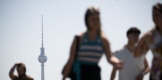 Menschen gehen bei Sonnenschein im Ortsteil Gesundbrunnen.