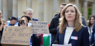 Ottilie Klein nimmt an der Solidaritätsdemonstration der Deutsch-Israelischen Gesellschaft teil.