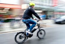 Ein Radfahrer fährt mit einem E-Bike auf einer Fahrradstraße.