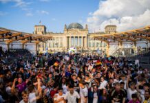 Deutschland-Fans feiern beim Public Viewing in der Fanzone am Reichstagsgebäude den Sieg ihrer Mannschaft.