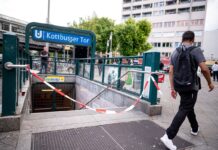 Der Zugang zum U-Bahnhof Kottbusser Tor ist abgesperrt.