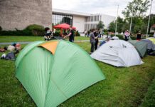Teilnehmer bauen vor dem Henry-Ford Bau an der Freien Universität Berlin Zelte auf.