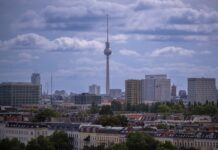 Bei der Wohnungssuche in Berlin sind oft nicht nur die Mieten ein Problem.