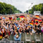 Deutschland-Fans jubeln beim Public Viewing in der Fanzone am Brandenburger Tor.