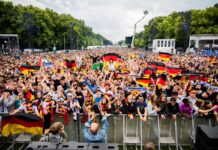 Deutschland-Fans jubeln beim Public Viewing in der Fanzone am Brandenburger Tor.