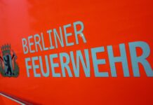 Der Schriftzug «Berliner Feuerwehr» stehen auf der Tür eines Feuerwehrfahrzeuges.
