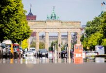 Die Straße des 17. Juni spiegelt von der Hitze vor dem Brandenburger Tor.