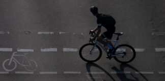 Sind Radfahrer im Straßenverkehr sicher? Der Verein Changing Cities hat seine Zweifel und macht Druck auf den Senat. (Symboldfoto)