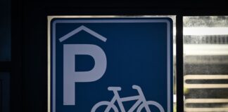 Fahrradparkhäuser sollen in Brandenburg künftig stärker gefördert werden. (Archivbild)