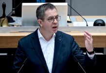 Finanzsenator Stefan Evers (CDU) weist Kritik aus der Opposition an der schwarz-roten Haushaltspolitik zurück.