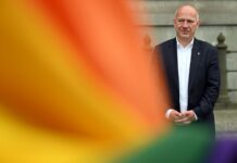Berlins Regierender Bürgermeister Kai Wegner kam persönlich zum Hissen der Regenbogenflagge vor dem Roten Rathaus.