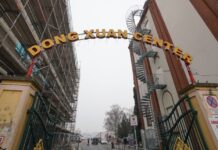 Nach einem Kampf mit Macheten und Holzlatten im asiatischen Großmarkt «Dong Xuan Center» sind drei Männer angeklagt worden. (Archivbild)
