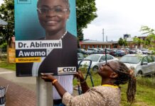 Am Freitag hängte Awemo wieder Plakate in der Stadt auf. 