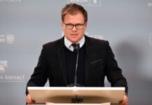 Der Ostbeauftragte Carsten Schneider will Demokratie und bürgerschaftliches Engagement fördern.