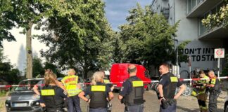 Polizisten sperren den Tatort ab - ein Mann ist in Berlin-Gesundbrunnen durch einen Messerstich in den Bauch getötet worden.