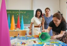 Annalena Baerbock besucht ein Eltern-Kind-Zentrum in  Potsdam. Sie fordert, finanziell schwächere Familien bei der Ausstattung mit Schulmaterial  nicht im Stich zu lassen.