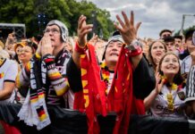 Zitterparty für die Deutschland-Fans auf der Berliner Fanmeile