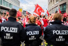 Die Polizei sichert den Fanmarsch der türkischen Fans