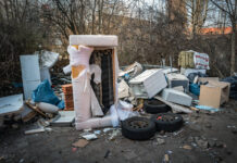 In Kreuzberg sind die illegalen Müllberge besonders hoch. IMAGO / Jürgen Ritter