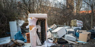 In Kreuzberg sind die illegalen Müllberge besonders hoch. IMAGO / Jürgen Ritter