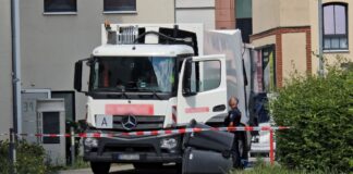 Eine Frau ist in Brandenburg an der Havel von einem Müllauto überrollt worden und gestorben