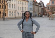 Adeline Abimnwi Awemo sitzt in Cottbus im Beirat für Integration und Migration. (Archivbild)