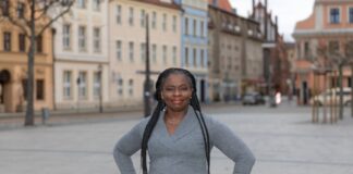 Adeline Abimnwi Awemo sitzt in Cottbus im Beirat für Integration und Migration. (Archivbild)