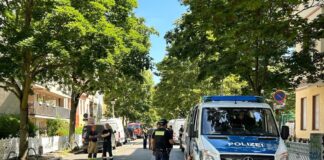 Bei der Durchsuchung einer Wohnung hat die Polizei eine geringe Menge Sprengstoff entdeckt. 
