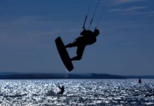 Ein Urlauber verunglückt beim Kitesurfen vor Zingst - Illustration