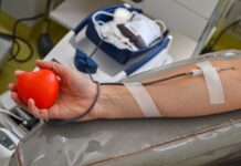 Eine Blutspende dauert in der Regel nicht länger als 45 Minuten. (Symbolbild)