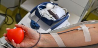 Eine Blutspende dauert in der Regel nicht länger als 45 Minuten. (Symbolbild)