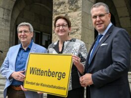 Bundesbauministerin Klara Geywitz zwischen Wittenberges Bürgermeister Oliver Hermann (l) und Rainer Genilke, Brandenburgs Minister für Infrastruktur und Landesplanung.