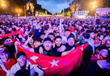 Die türkischen Fans feierten in Berlin den Einzug ins EM-Viertelfinale ausgelassen.