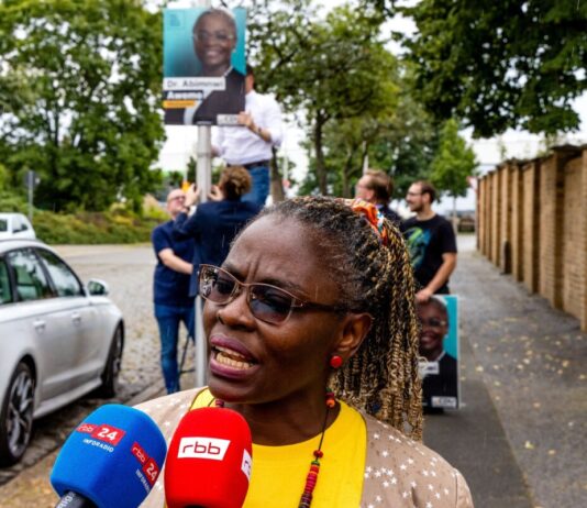 Die CDU-Politikerin Adeline Abimnwi Awemo ist in Cottbus beim Aufhängen von Wahlplakaten angegriffen worden.