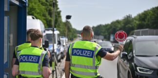 Während der Fußball-Europameisterschaft sind bei Kontrollen auch an der deutsch-polnischen Grenze etliche gesuchte Verdächtige und Schleuser festgestellt worden.