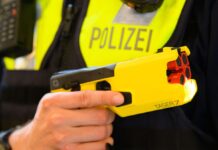 Polizisten reagieren mit einem Taser-Einsatz auf Aggressionen und Widerstand bei einem Einsatz in Fürstenwalde (Kreis Oder-Spree) (Symbolbild)