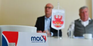 Wann die von Bund und den Ländern vereinbarten Bezahlkarten für Asylbewerber wirklich kommen, ist unklar - im brandenburgischen Landkreis Märkisch-Oderland gibt es sie aber bereits, dort informierte sich Ministerpräsident Woidke.