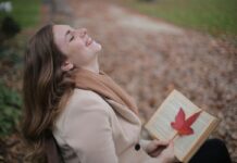 Eine junge Frau, die das Leben und Wetter im Park genießt. Bild: Pexels / Andrea Piacquadio