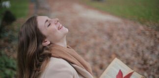 Eine junge Frau, die das Leben und Wetter im Park genießt. Bild: Pexels / Andrea Piacquadio