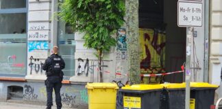 Zwei Wochen nach der Störaktion dursucht die Polizei unter anderem eine Wohnung in Leipzig. 