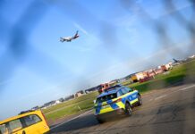 Aktivisten der Letzten Generation hatten sich am Flughafen Stuttgart als Protestaktion auf einer Zufahrt zu einer Start- und Landebahn festgeklebt.