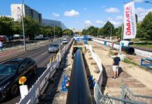 Die Berliner Wasserbetriebe lassen in Berlin-Lichtenberg eine alte Wasserleitung austauschen.