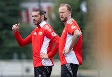 Christopher Trimmel (l) spürt auch die Arbeit des neuen Trainers.